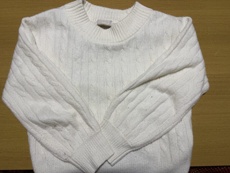 白いニットセーター